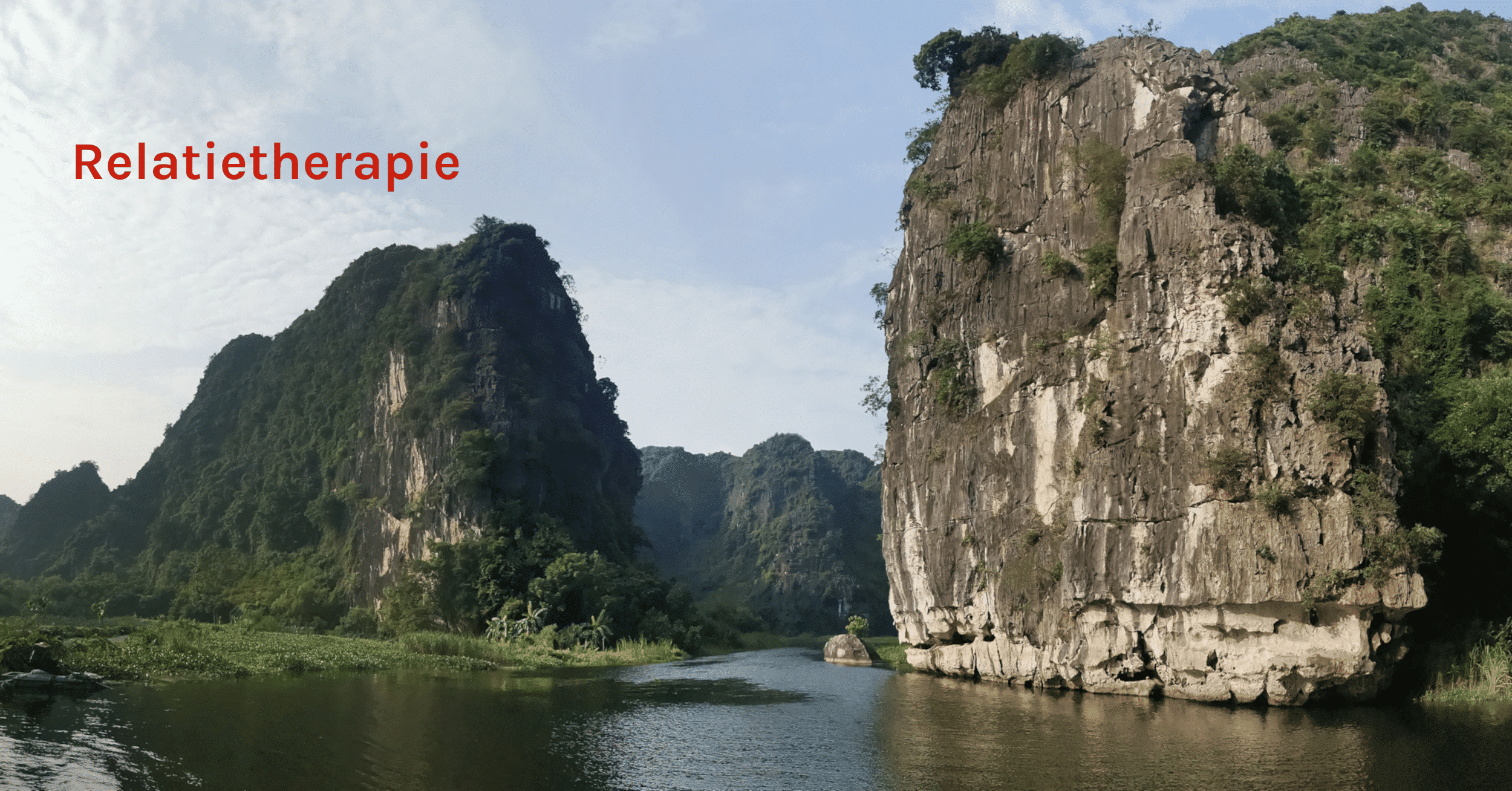 Vooraanzicht van een rivier die tussen 2 grote rotsen doorloopt