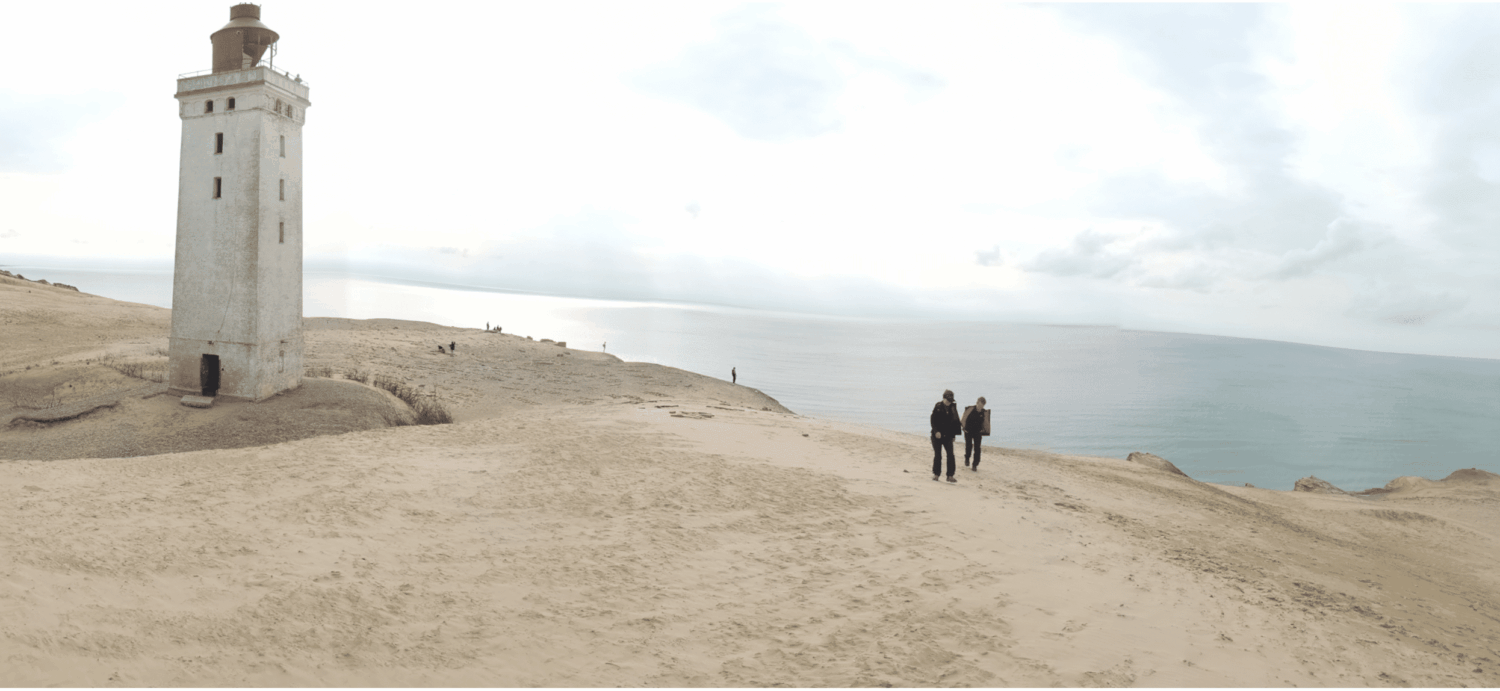 Vuurtoren in een magisch zandlandschap en rechts 2 mensen die met elkaar oplopen