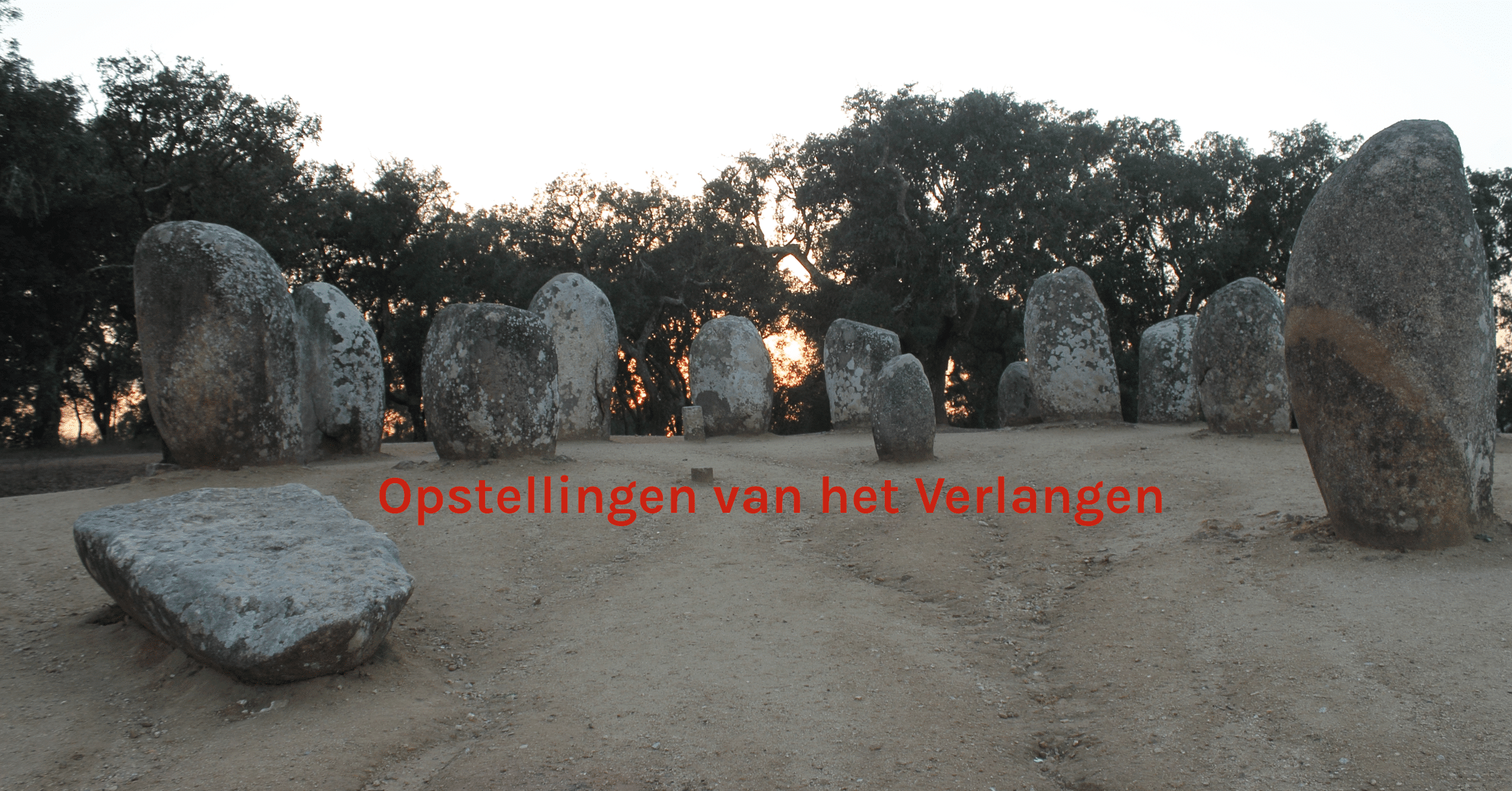 Header Opstellingen Steencirkel in Portugal met de zon die opkomt