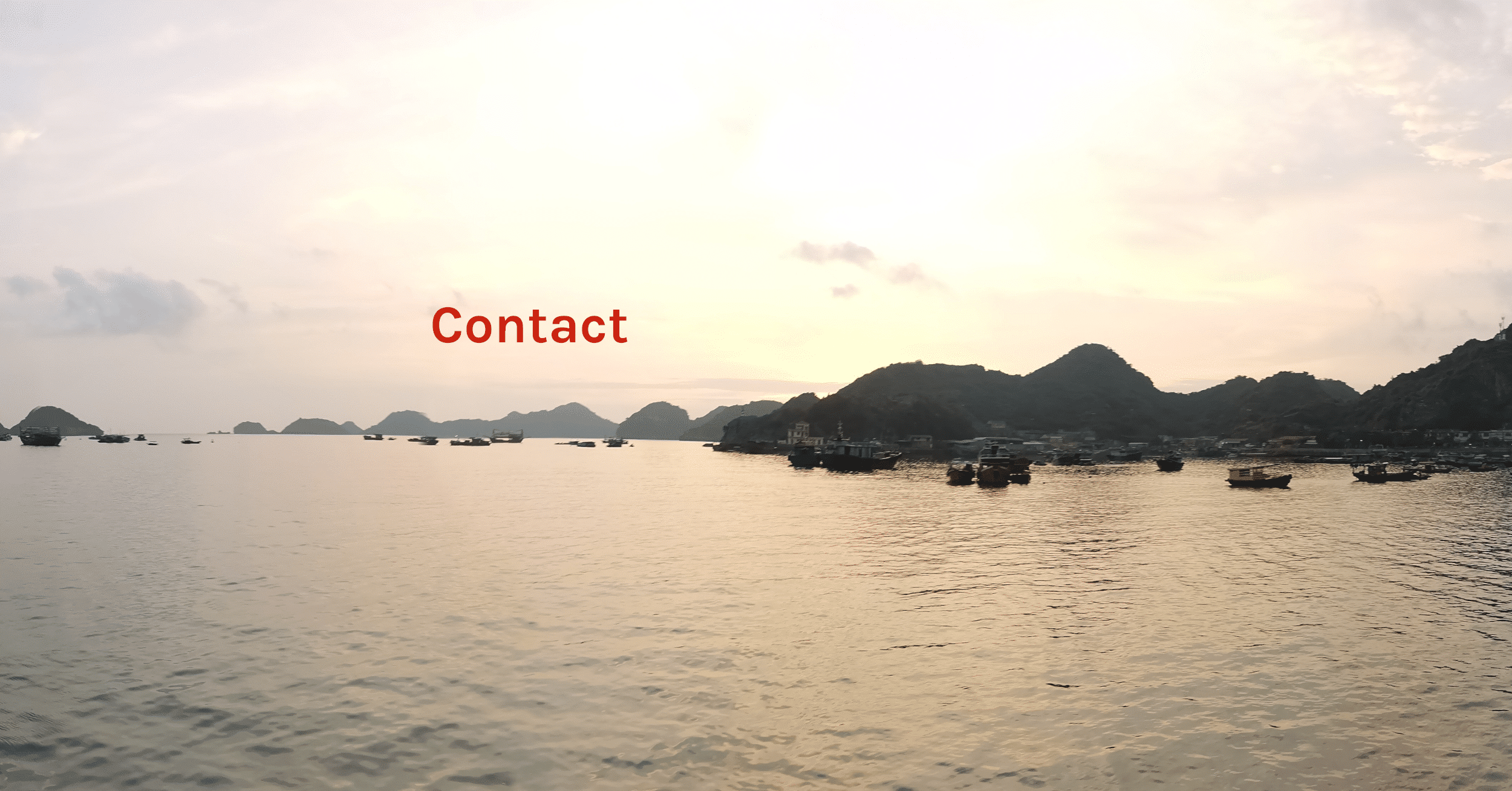 Header Contact Ondergaande zon in baai in Vietnam
