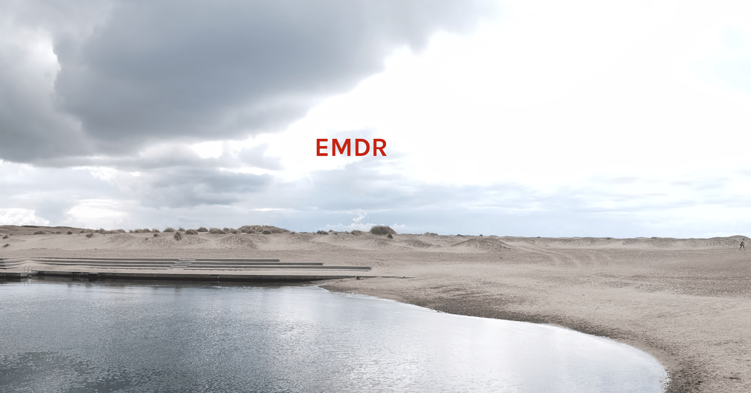 Tekst EMDR in het midden van een kalm landschap met water en zand met links donkere wolken en rechts helder lucht