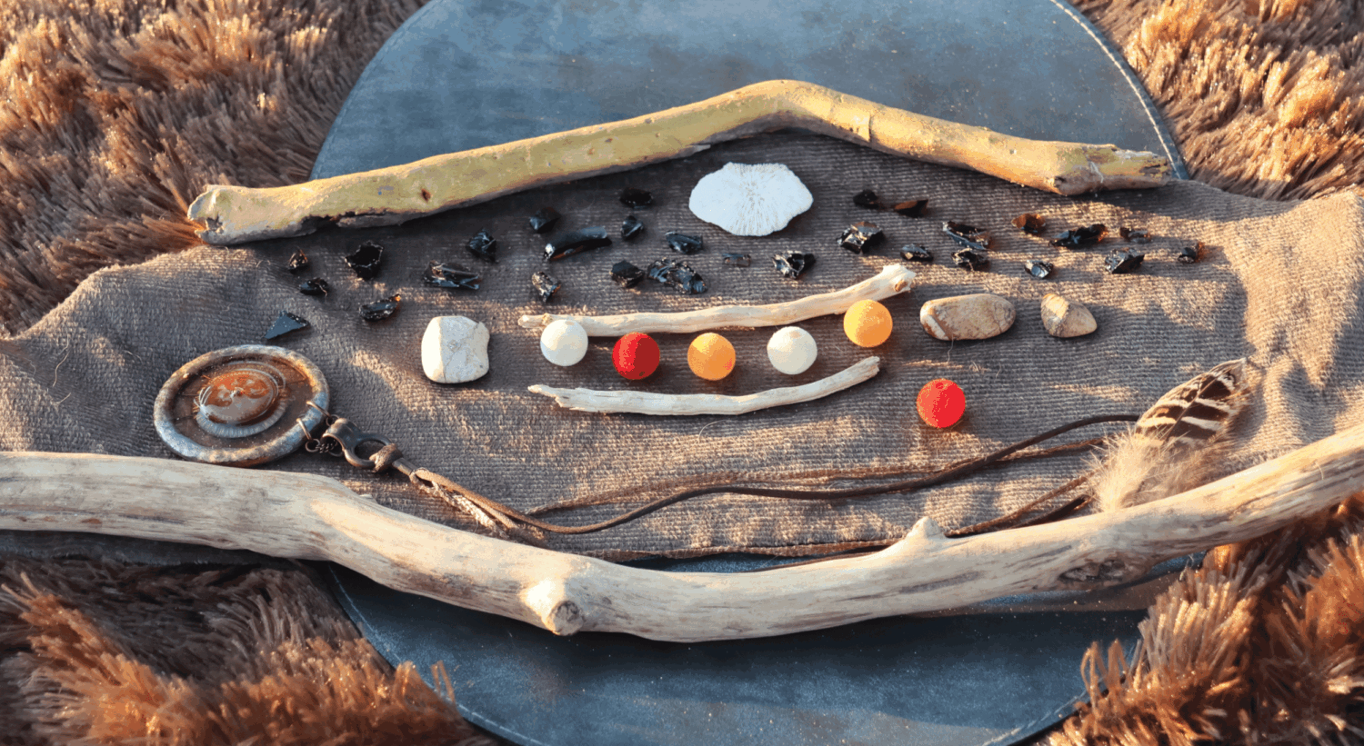 Temporary art met sjamanistische invloeden in aardetinten