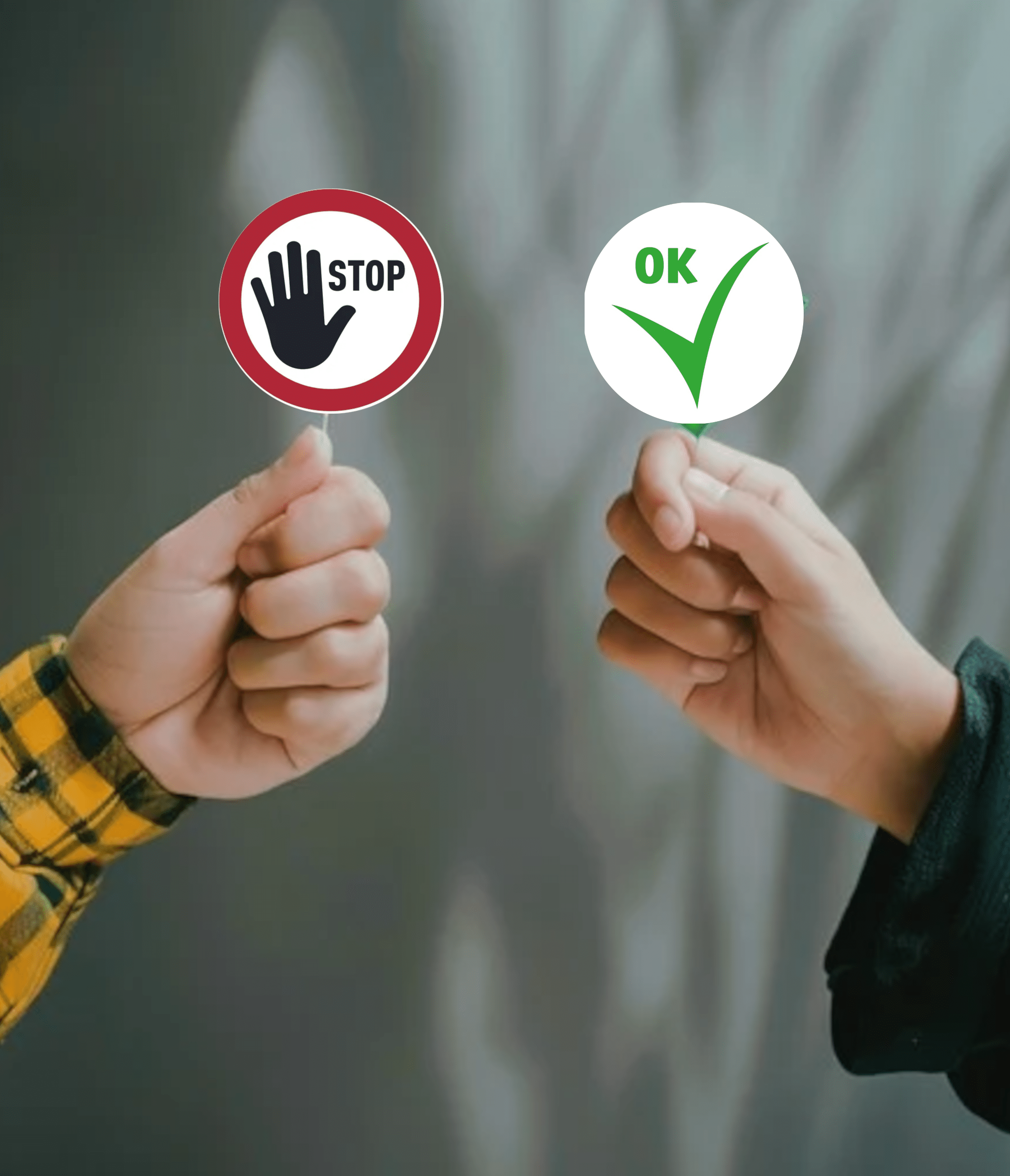 Blog 4 Vuurkrachtig - geaccepteerde grens Een mannenhand die bordje met STOP omhoog houdt en een vrouwenhand die bordje met Oké ophoudt